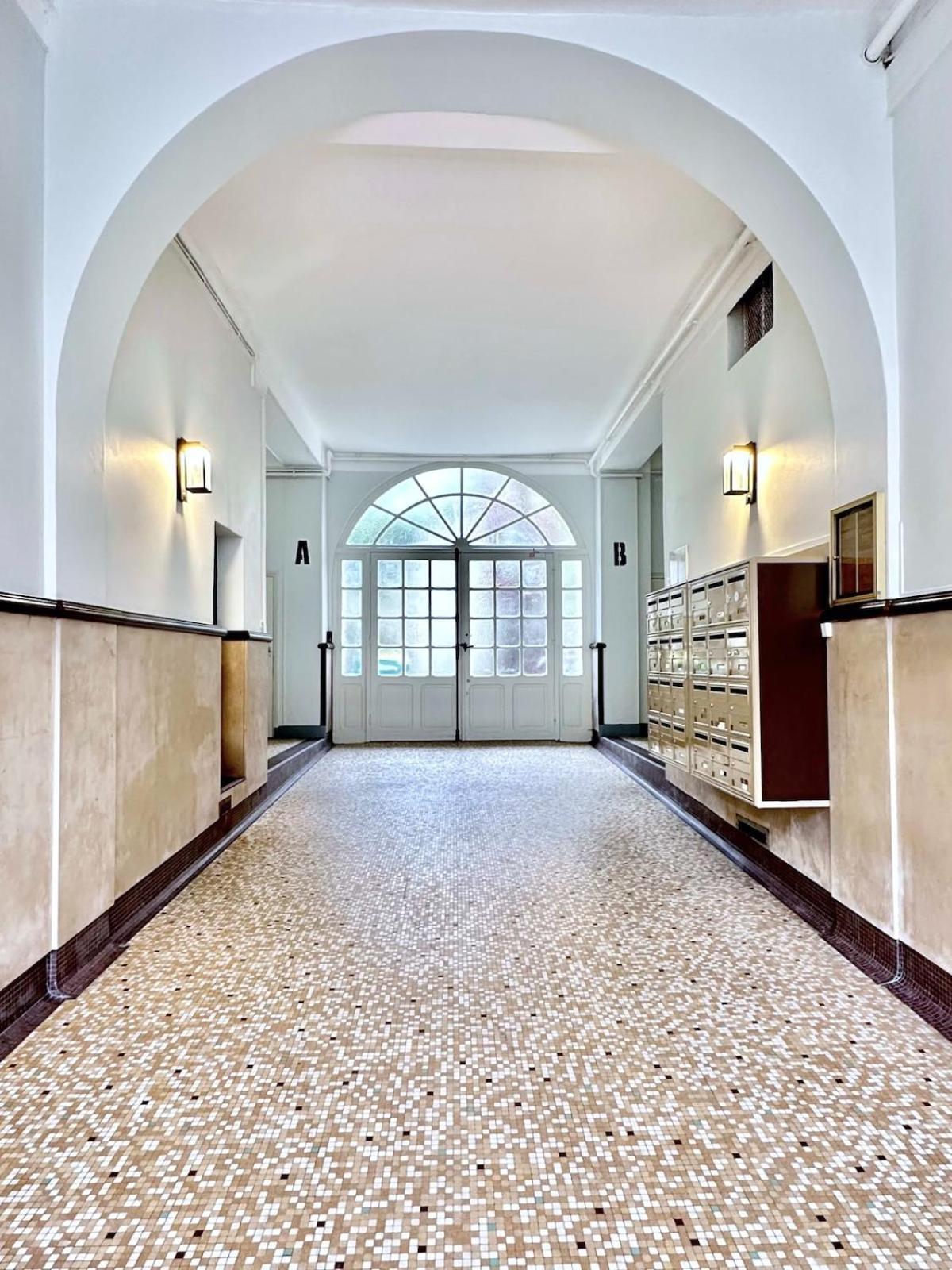 1612 B - In Pigalle Parijs